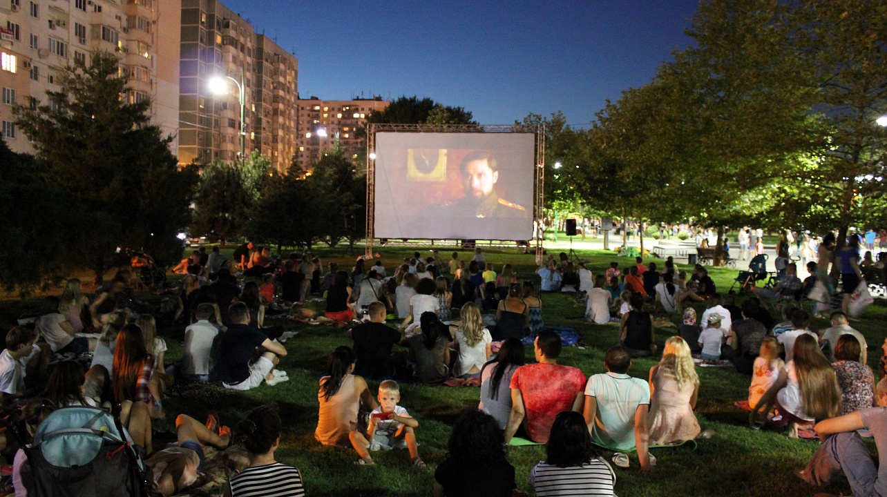 На территории Западного округа в Юбилейном микрорайоне состоялся показ фильма на открытом воздухе