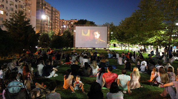 В Юбилейном микрорайоне состоялся показ фильма на открытом воздухе