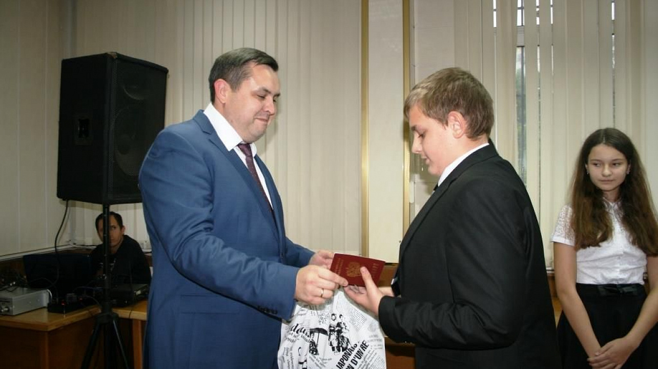 В Прикубанском округе ко Дню города наградили самых активных горожан и вручили паспорта молодежи