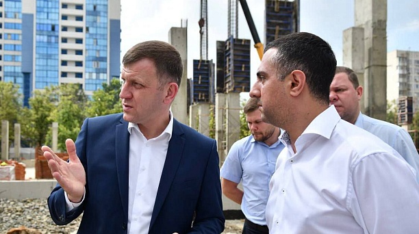 Евгений Наумов проверил ход строительства ФОКа на территории школы № 20