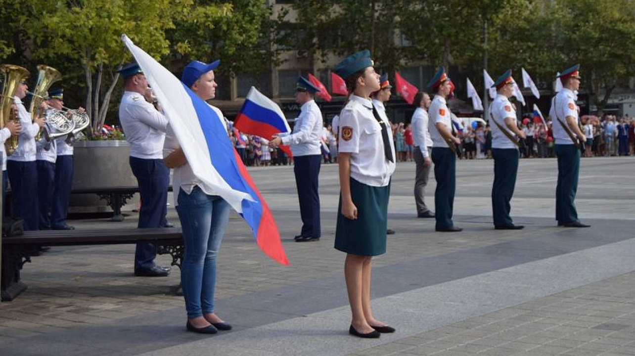 Общественность Центрального округа отметила День Государственного флага РФ