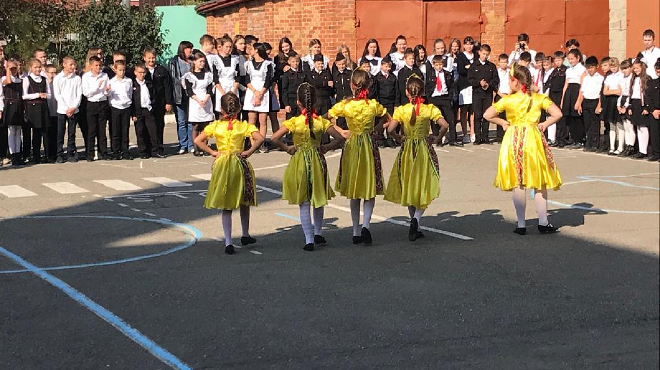 В школе № 60 состоялась торжественная церемония посвящения в атаманы школы