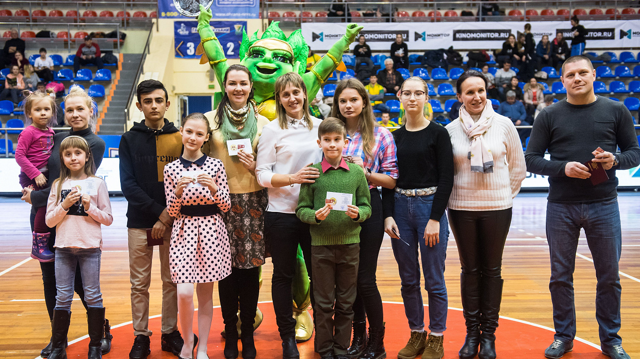 Знаки ГТО из рук известных спортсменов