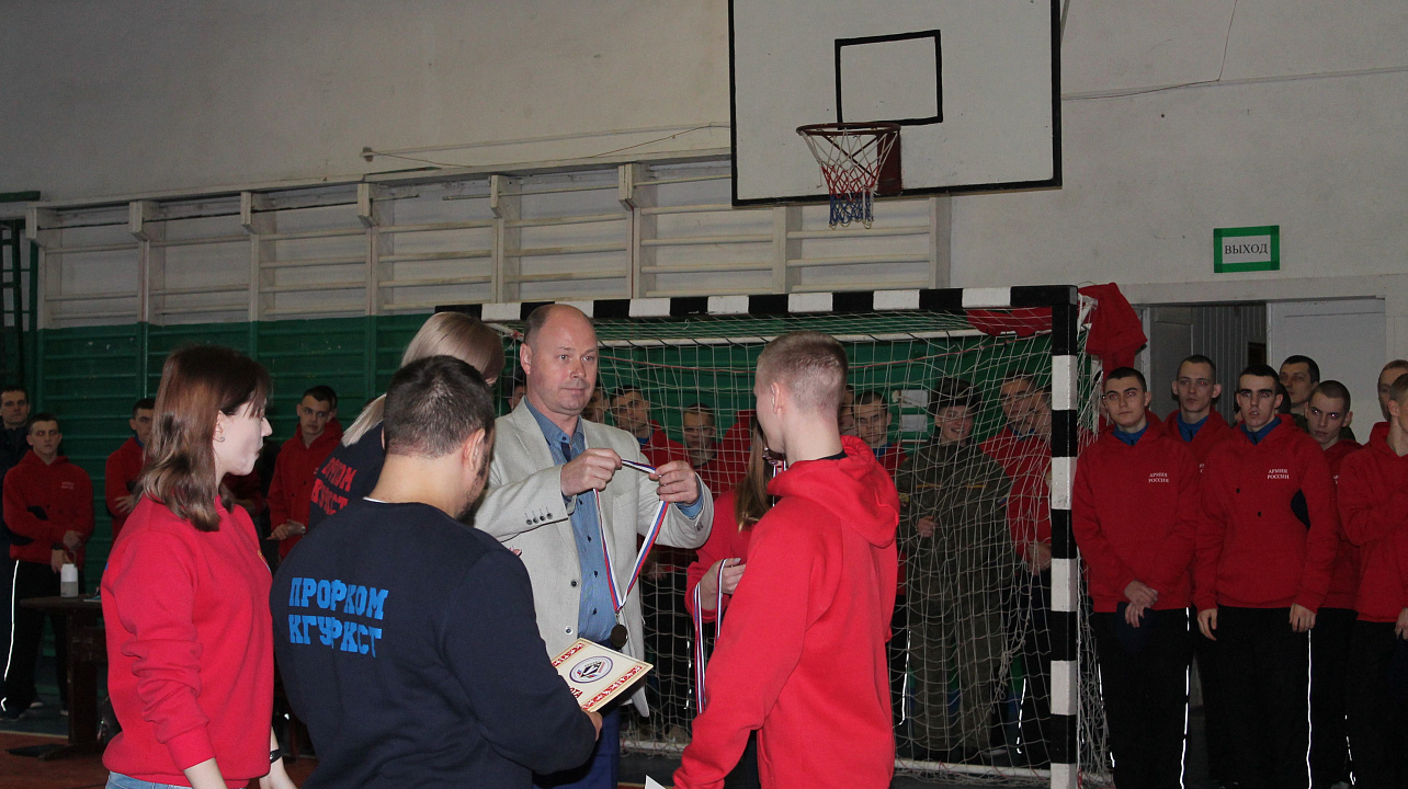 Соревнования по гиревому спорту и жиму штанги лежа среди курсантов 1-го курса Краснодарского военного училища имени генерала армии С.М.Штеменко