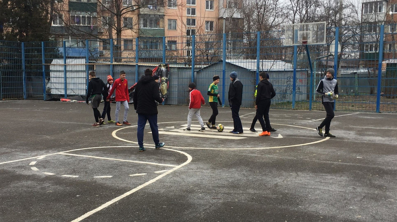 В Краснодаре продолжается зимний турнир по мини-футболу среди детских дворовых команд