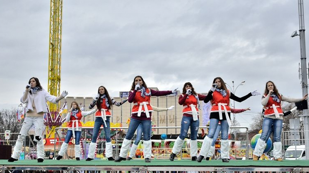 100 юных прикубанцев из Центра детского творчества сделали новогодний подарок горожанам