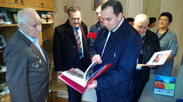 Заместитель главы администрации Прикубанского округа Вадим Игнатенко поздравил юбиляра