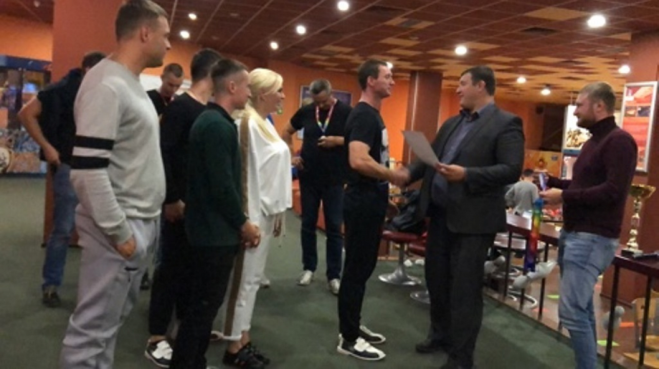 Команда Западного округа одержала победу в турнире по боулингу