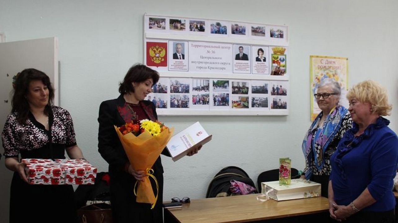 Глава администрации Центрального округа Елена Малова поздравила председателя ТОС № 547 Людмилу Карнакову с юбилеем