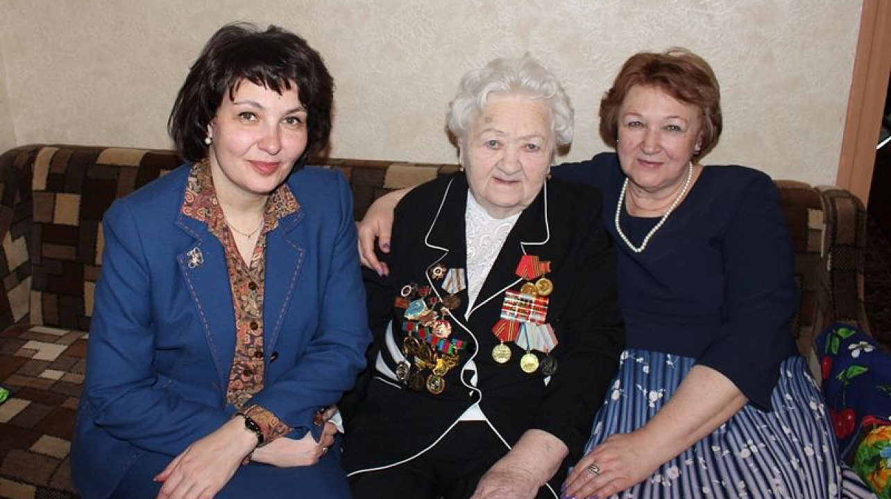Председатель городской Думы Краснодара Вера Галушко и глава администрации Центрального округа Елена Малова поздравили освободительницу Краснодара Надежду Сергеевну Самарскую