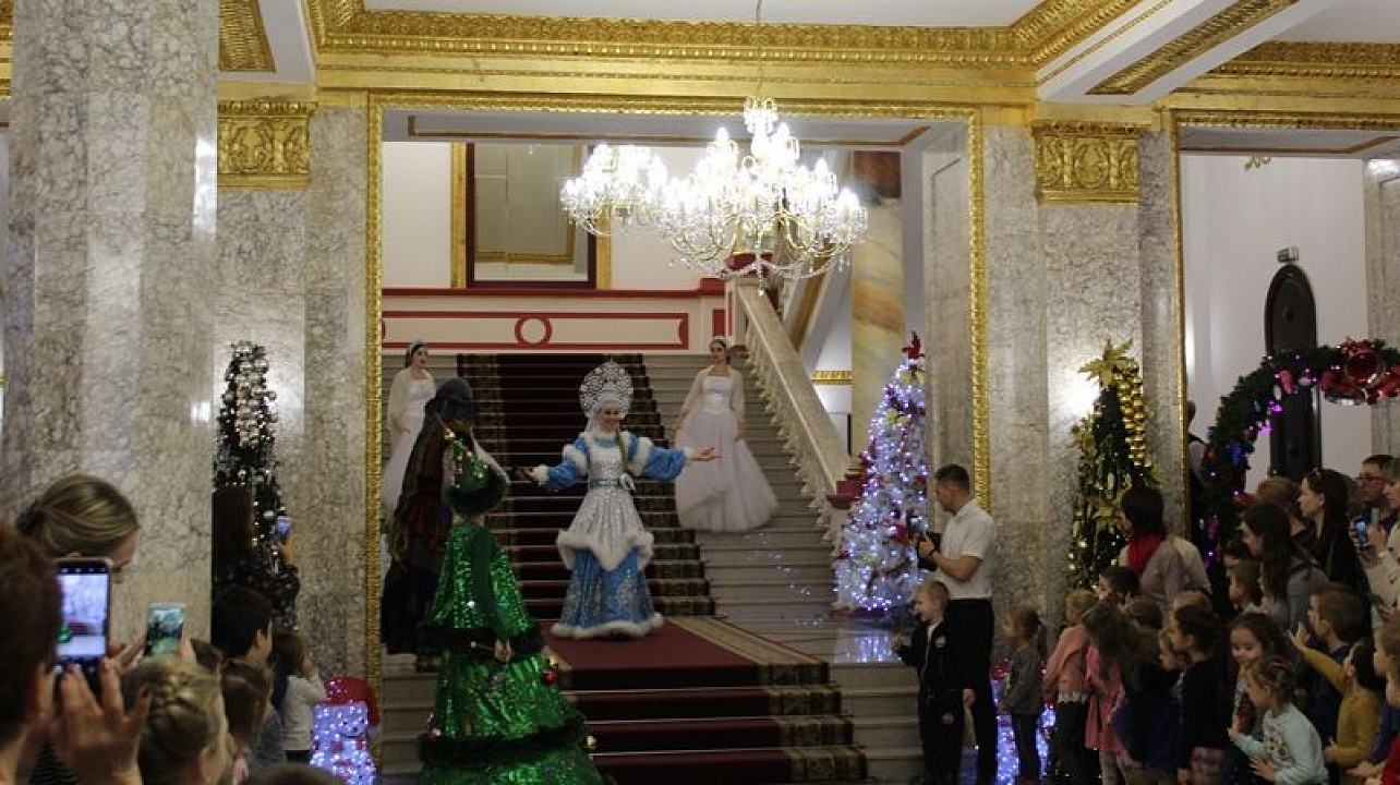 Для детей Центрального округа прошли новогодние спектакли