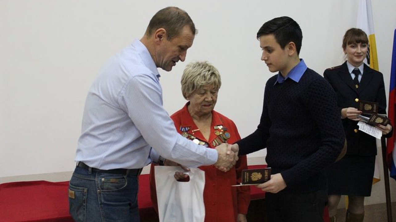 Юным жителям Центрального округа вручили первые паспорта