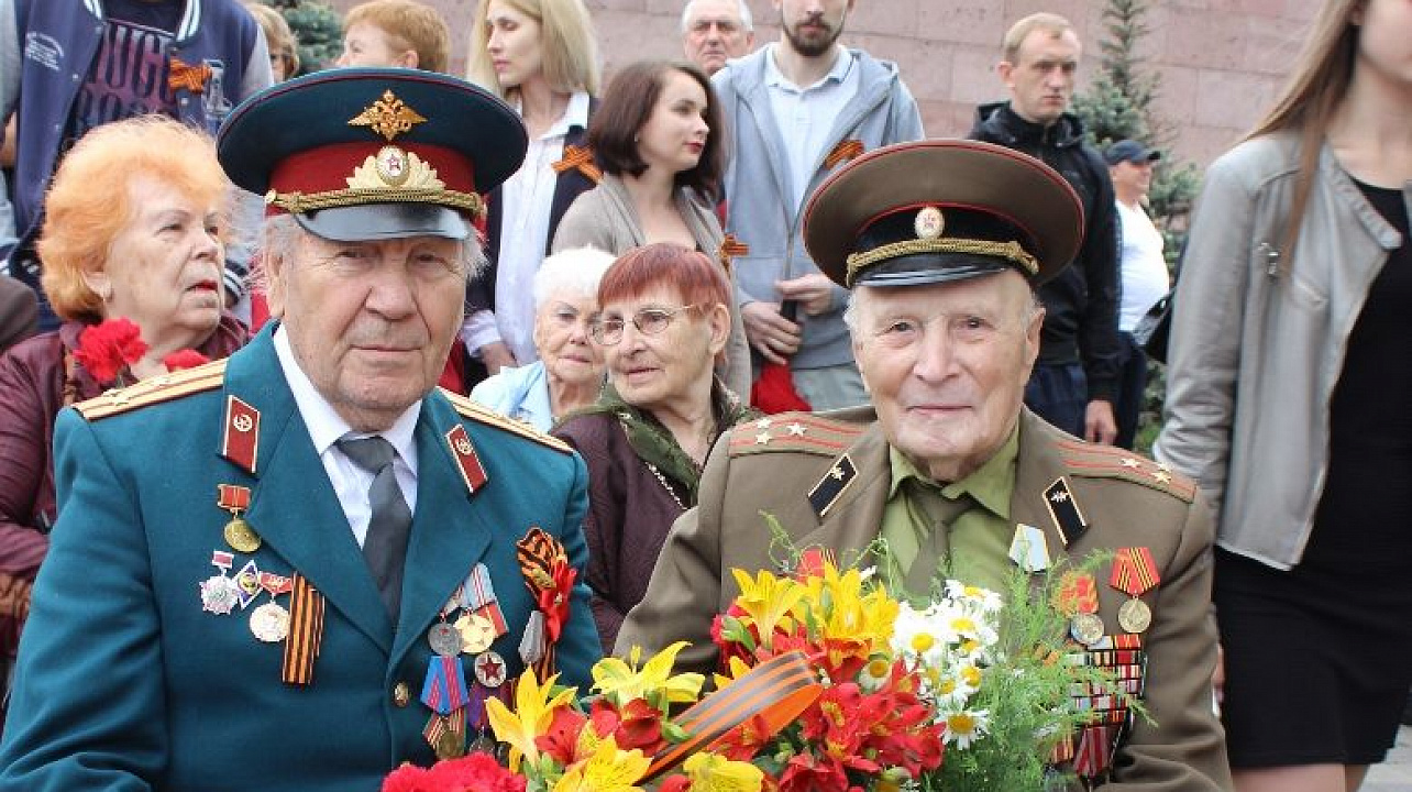 Жители Центрального округа приняли участие в церемонии возложения венков и цветов к Вечному огню