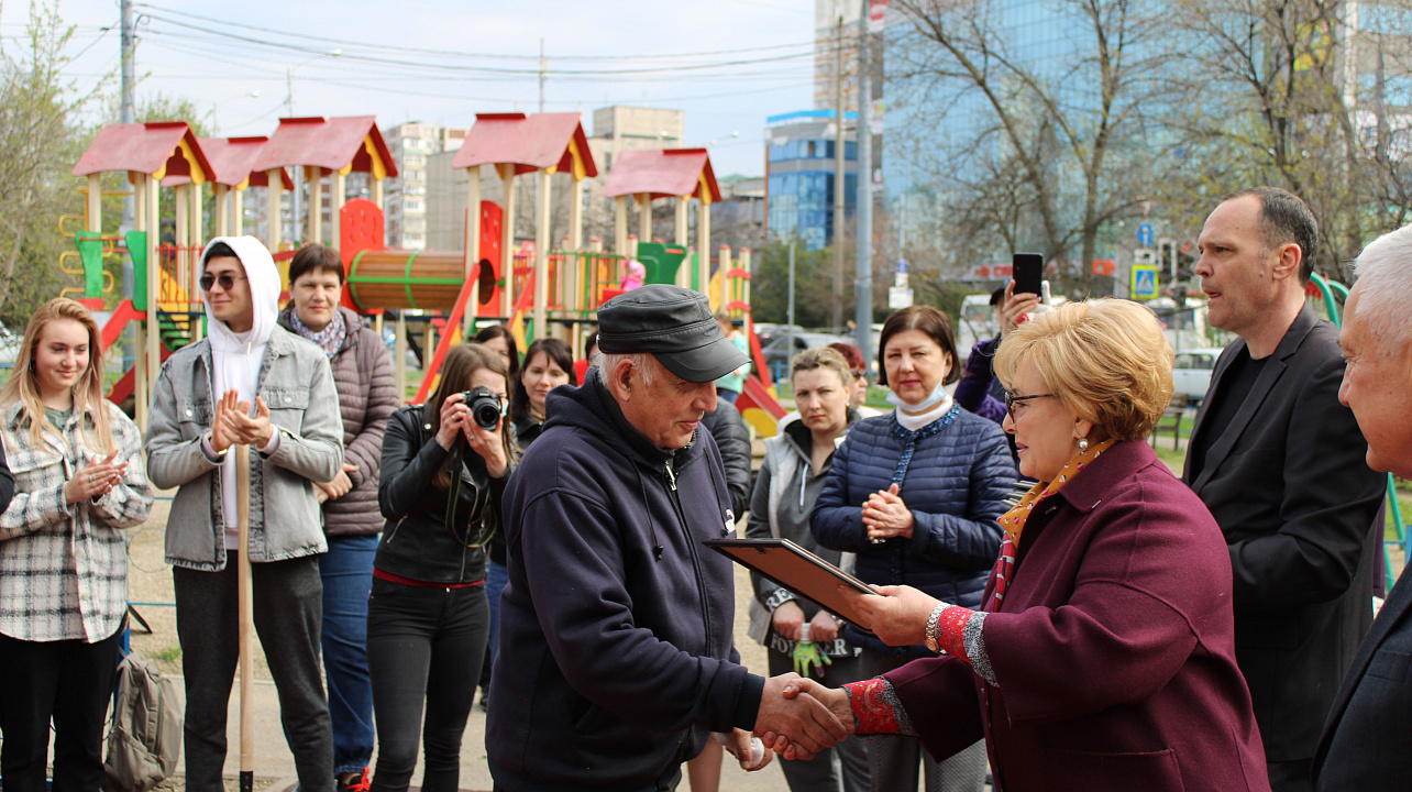 В сквере Комсомольский в честь Дня местного самоуправления высадили яблони, боярышник и кизил