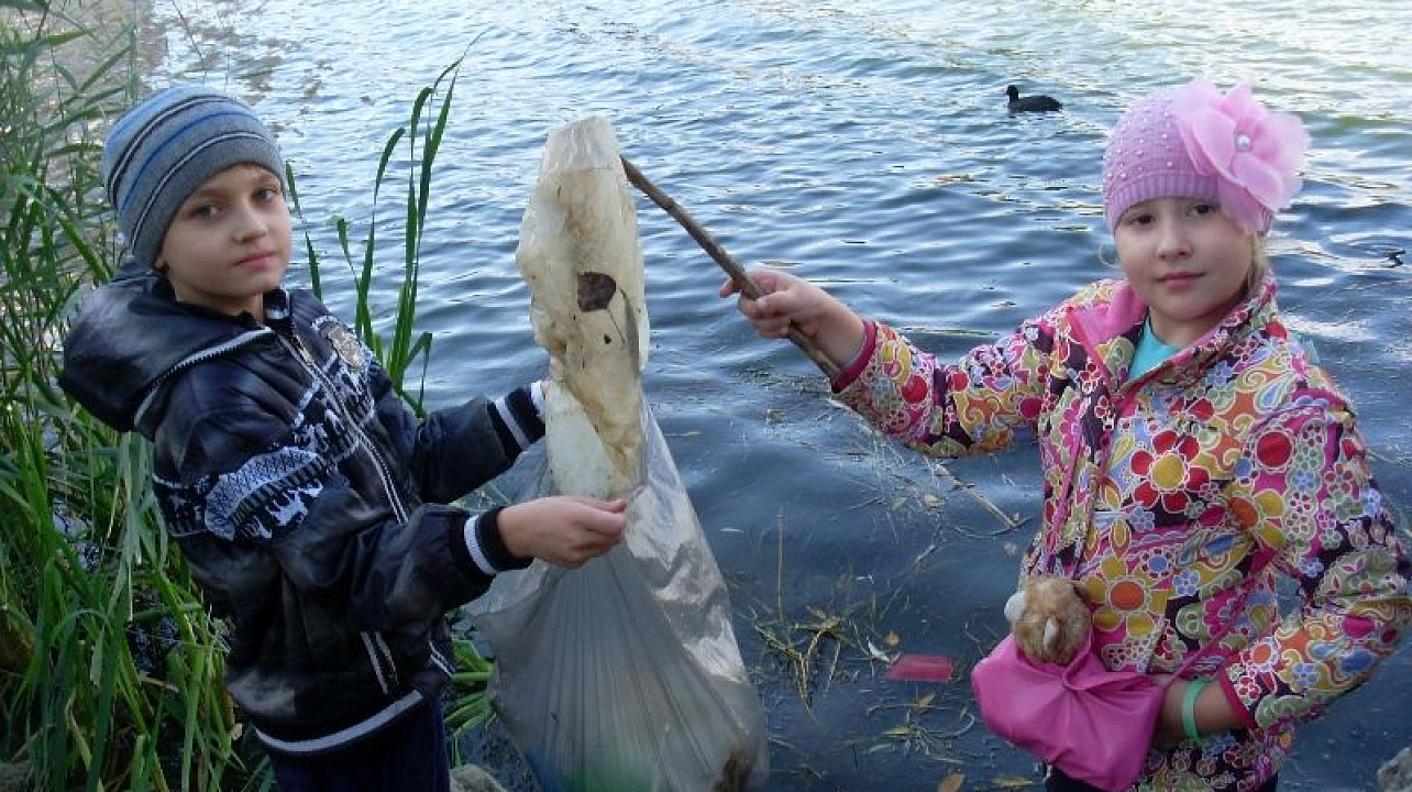 Школьники Центрального округа провели акцию «Чистые пруды»