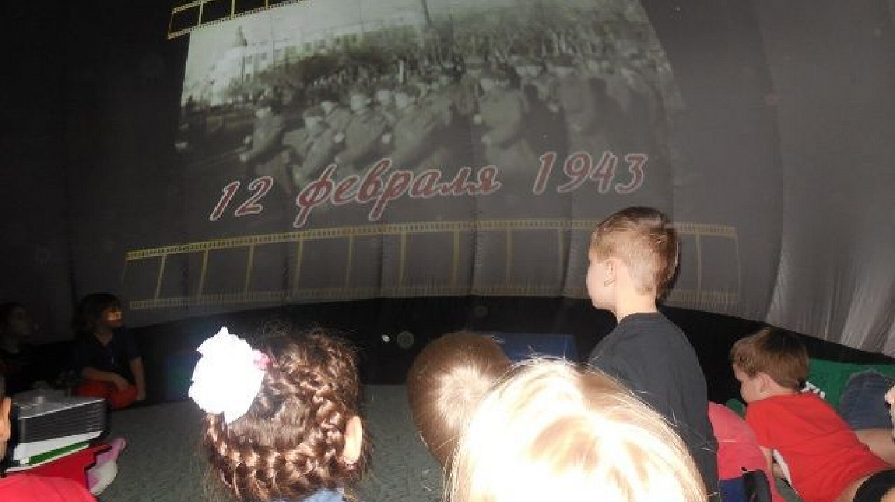 В мобильном кинотеатре детского сада № 221 проходят показы документальных кинолент.jpg
