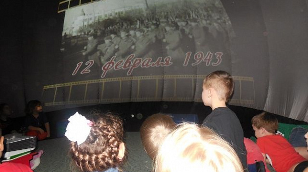 В мобильном кинотеатре детского сада № 221 проходят показы документальных кинолент