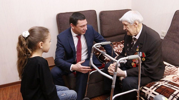 Евгений Первышов вместе с дочерью посетил ветерана-освободителя Краснодара Сергея Бережного