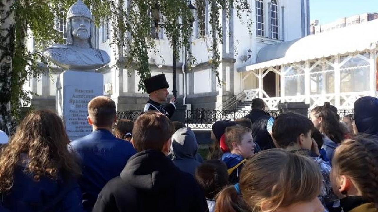 Казачьи классы школы № 46 приняли участие в пешей экскурсии «Екатеринодар – град казачий»