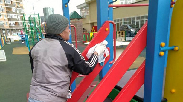 В многоквартирных домах Центрального округа продолжается дезинфекция