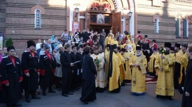 Казаки Екатеринодарского районного казачьего общества встретили ковчег со святыми мощами Спиридона Тримифунтского