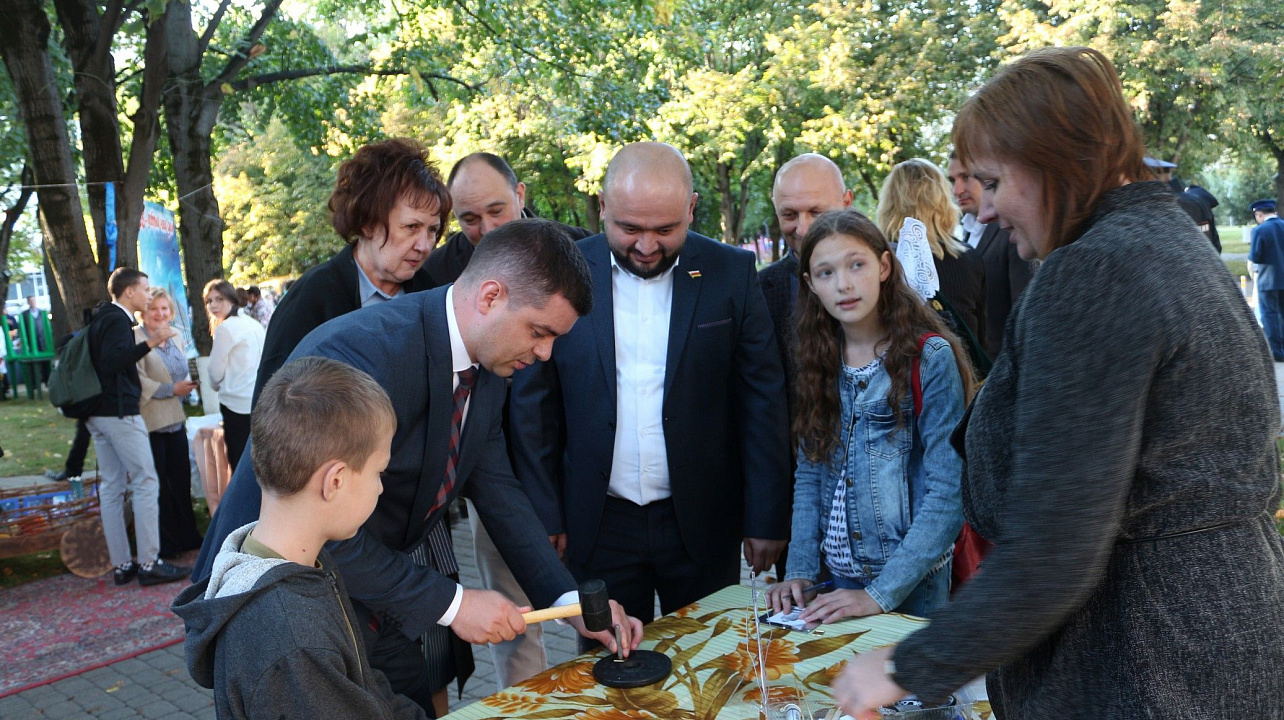 В день города глава Прикубанского округа Александр Журавлев наградил жителей округа за достижения и посетил выставку национальных культур