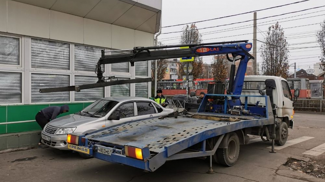 В Краснодаре незаконно припаркованный транспорт вдоль КубГУ отправили на штрафстоянку