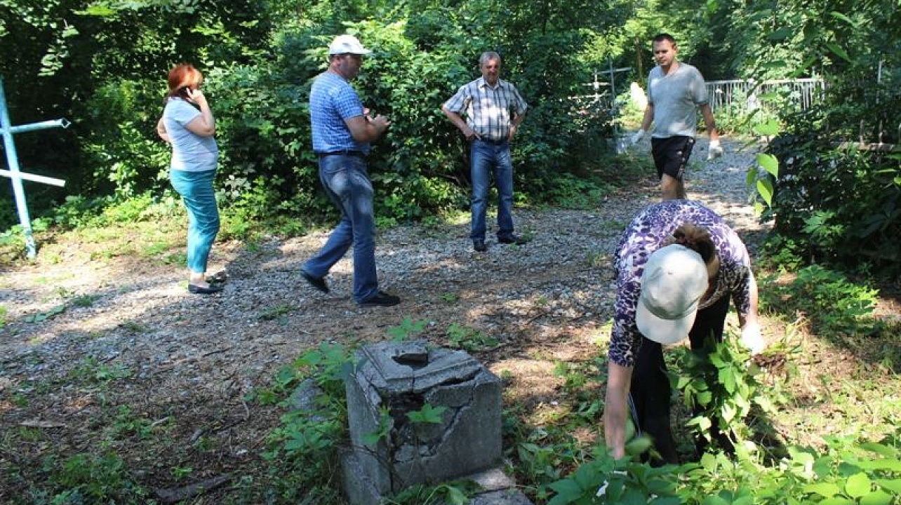 Сотрудники администрации Центрального округа приняли участие в субботнике на Таманском кладбище
