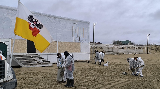 За сутки спасатели и волонтёры из Краснодара вывезли 80 кубометров отходов с пляжей Анапы