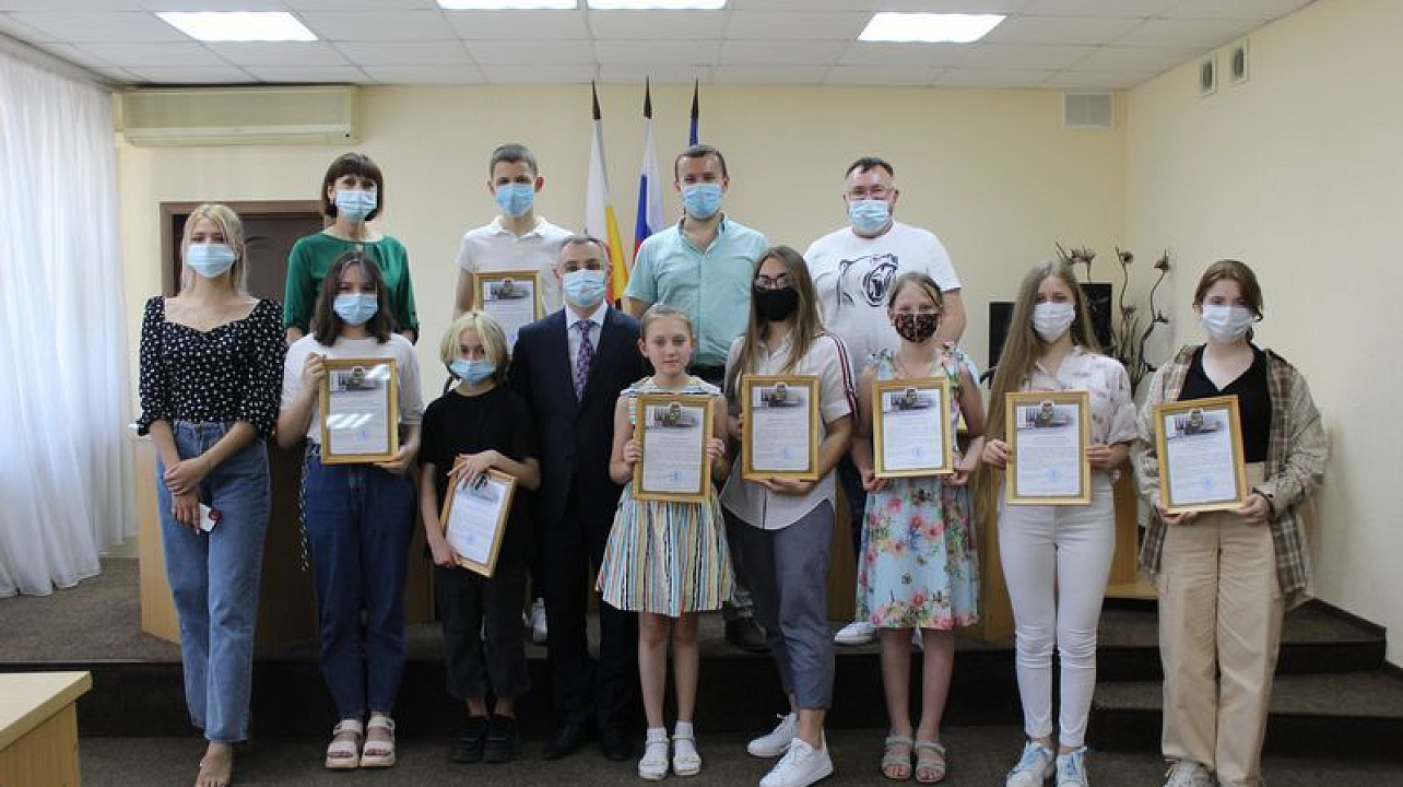 Школьники Центрального округа заняли призовые места в городском конкурсе рисунка и электронного плаката