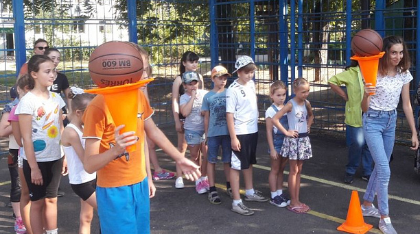 На спортплощадках Центрального округа проходят соревнования по подвижным играм