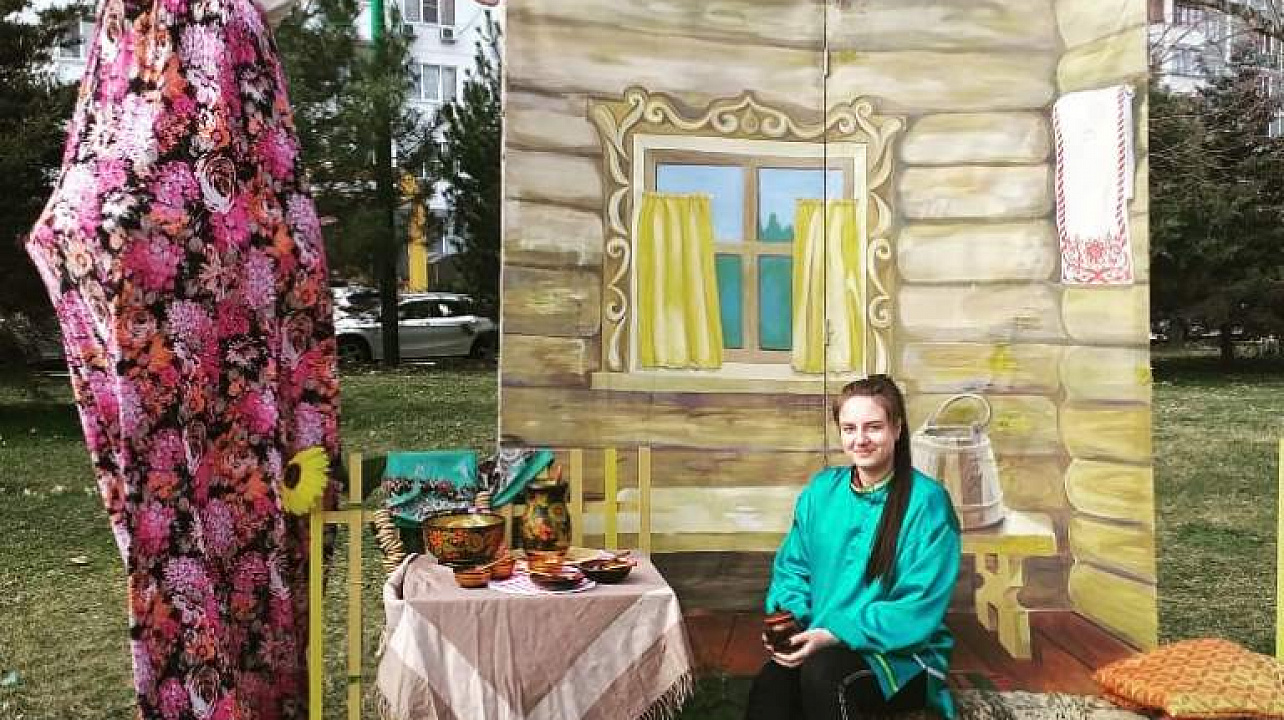 В Западном округе проводили Масленицу