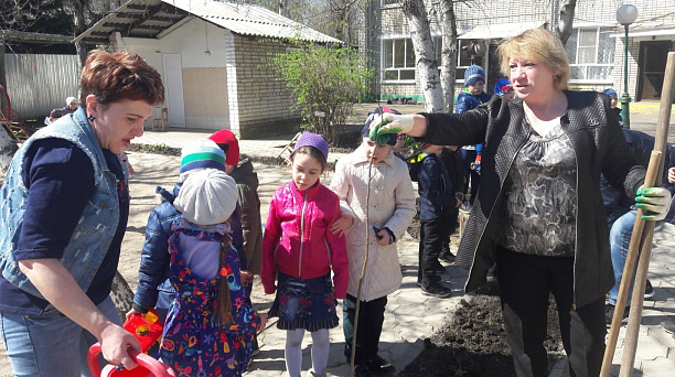 В детском саду Западного округа состоялась посадка деревьев с участием депутата городской Думы