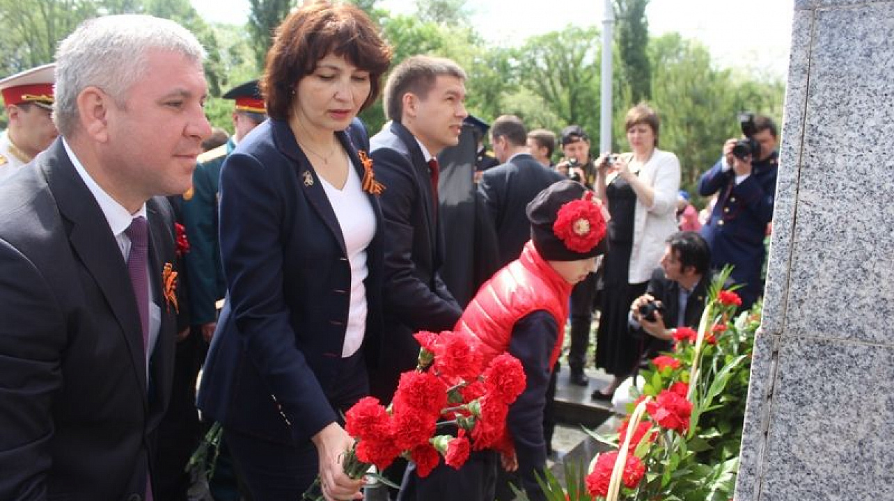 Глава администрации Центрального округа Елена Малова возложила цветы к монументам героям войны