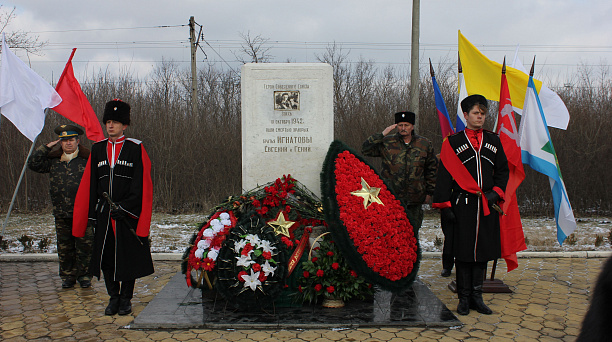 Делегация Западного округа возложила цветы к памятнику Героям Советского Союза братьям Игнатовым в Северском районе