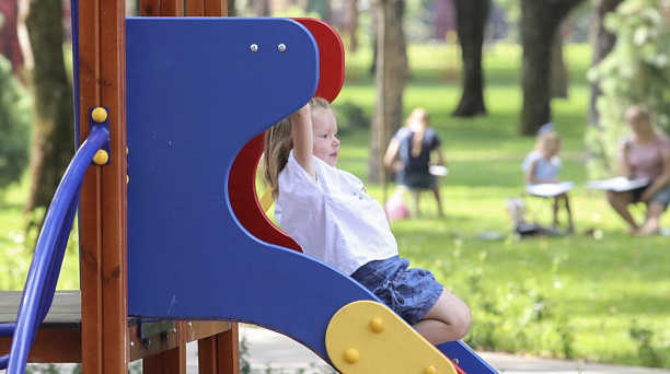 В обновленном «Молодежном» сквере Краснодара дополнительно установят более 30 элементов детского игрового оборудования