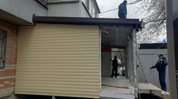 В Краснодаре начался демонтаж незаконной пристройки к дому по ул. им. Ф.Лузана
