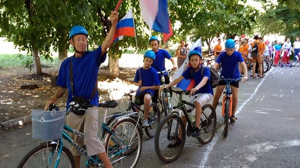 В Прикубанском округе День Государственного флага Российской Федерации отметили велопробегом