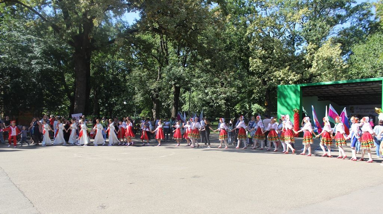 В Чистяковской роще прошел окружной театрализованный праздник, посвященный Дню города