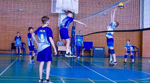 Спортсмены из 9 регионов России боролись за Кубок главы города по волейболу