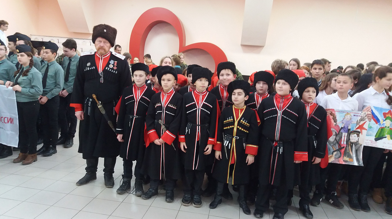 Казачата школы №60 Карасунского округа на линейке открытия месячника оборонно-массовой и военно-патриотической работы в Молодежном центре