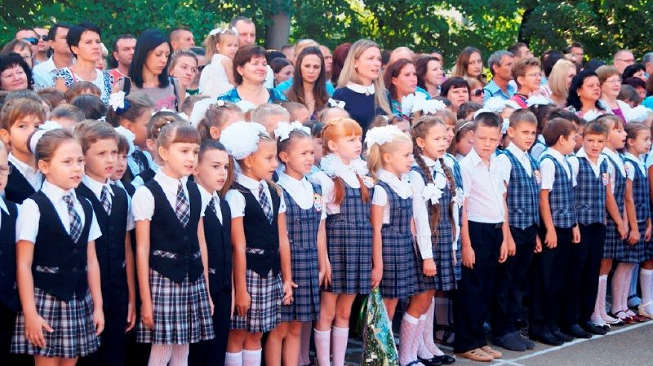 В школах Западного округа прозвучал первый звонок.JPG