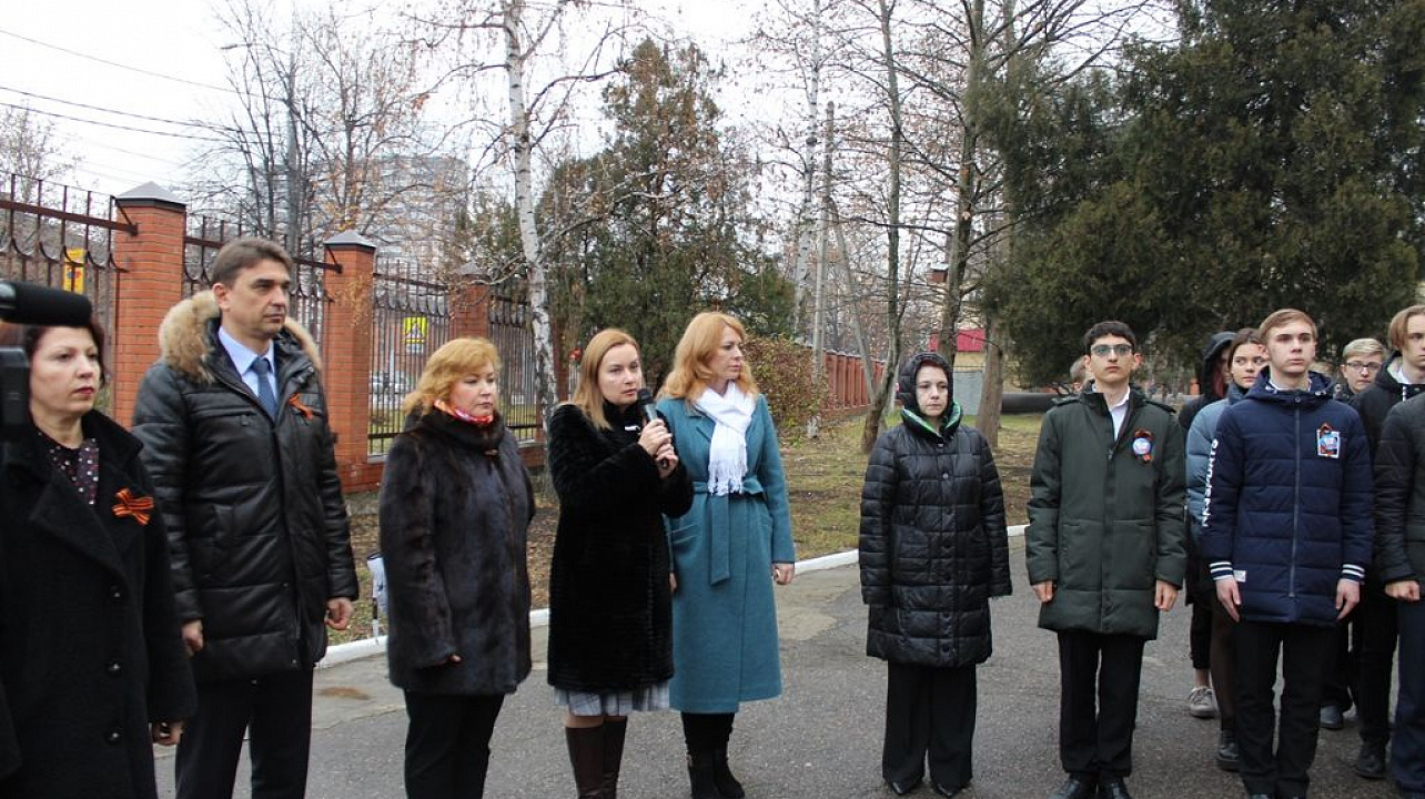 В гимназии № 33 торжественно открыли бюста Героя Советского Союза Фёдора Лузана