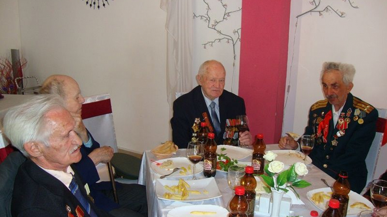 Для ветеранов Великой Отечественной войны Центрального округа праздничное чаепитие устроила редакция газеты «АиФ-Юг»