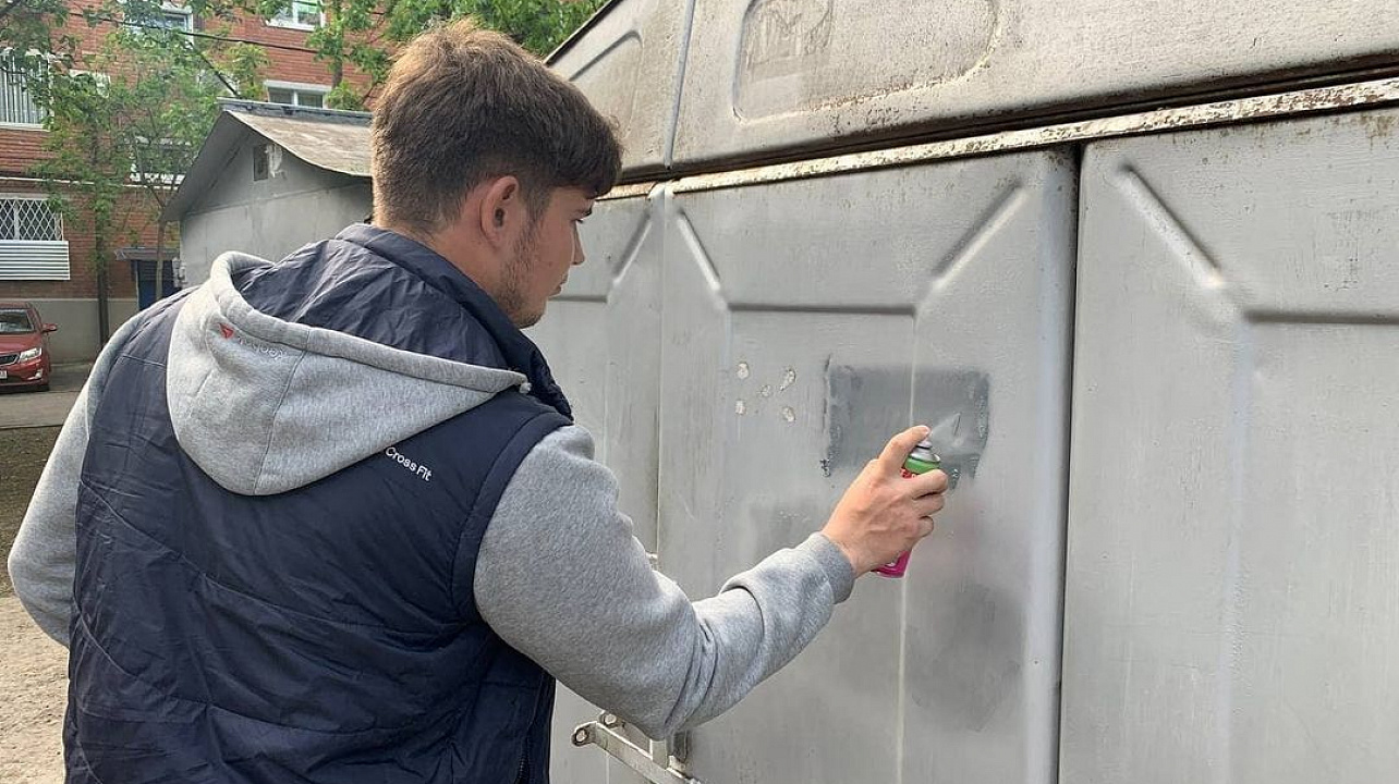 Более 100 наркограффити закрасили на улице 40-летия Победы молодежные активисты Прикубанского округа