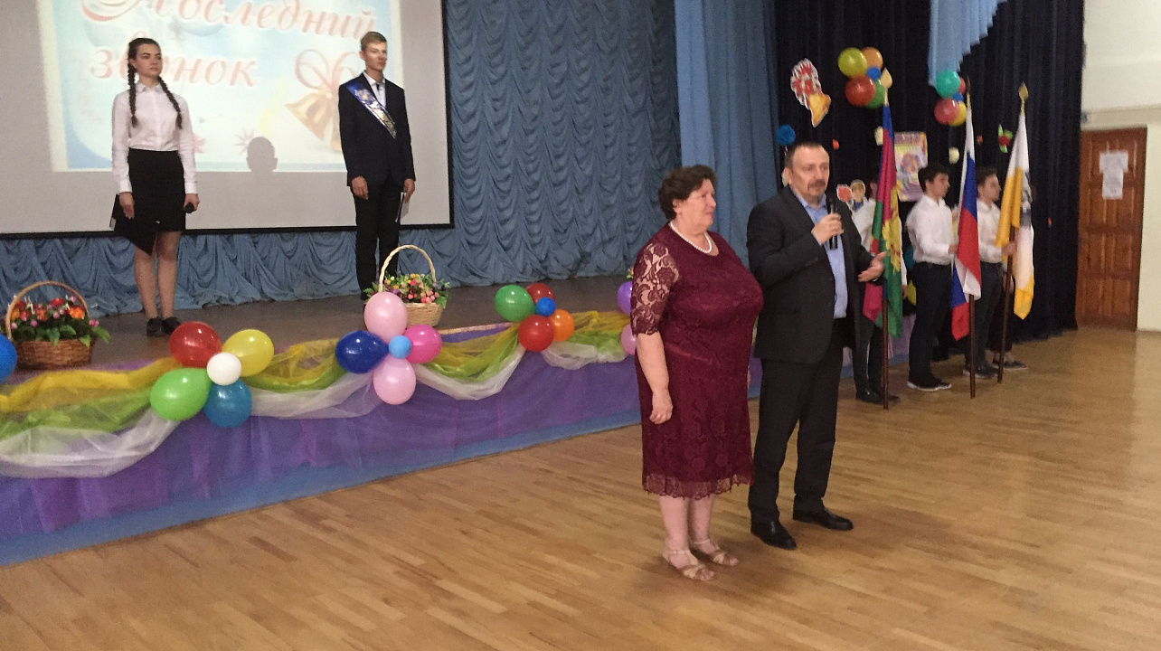 Депутат гордумы Сергей Геращенко поздравил учащихся школы №65 с окончанием учебного года