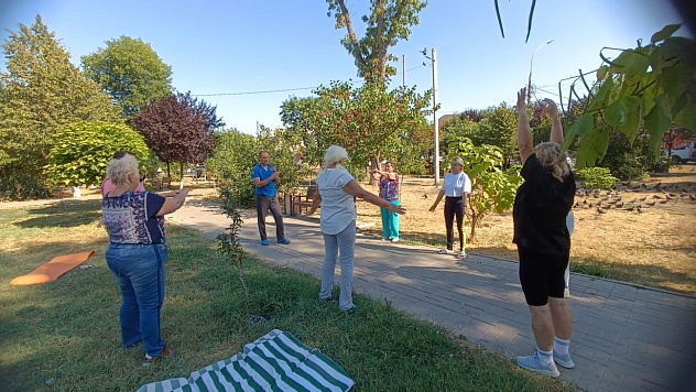 Активисты ТОС организовали спортивно-оздоровительную зарядку в сквере Петровский