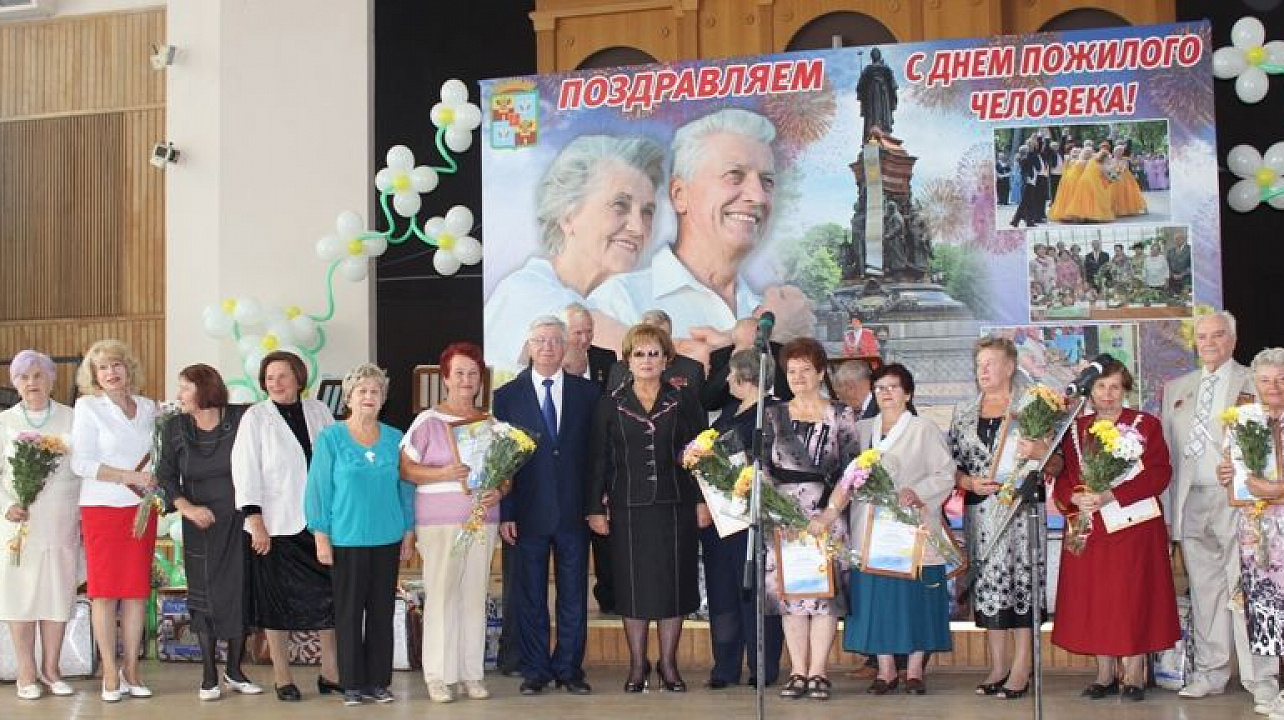 Глава города Краснодара Владимир Евланов поздравил общественников Центрального округа с Днем пожилого человека