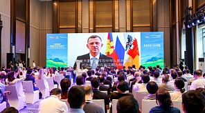 Евгений Наумов обратился к участникам конференции по развитию туризма в китайском городе Шицзячжуане