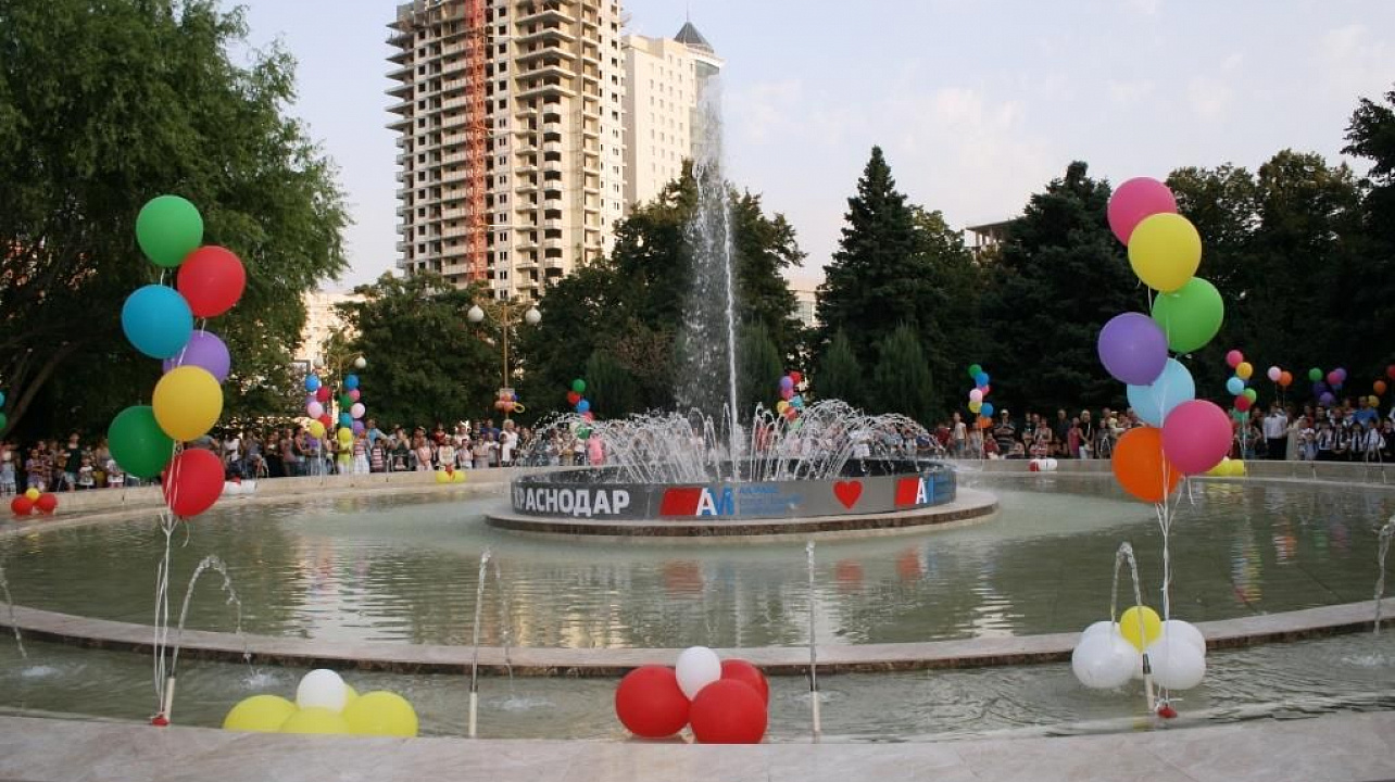 В сквере Фестивальном ко Дню города открыли отреставрированный фонтан
